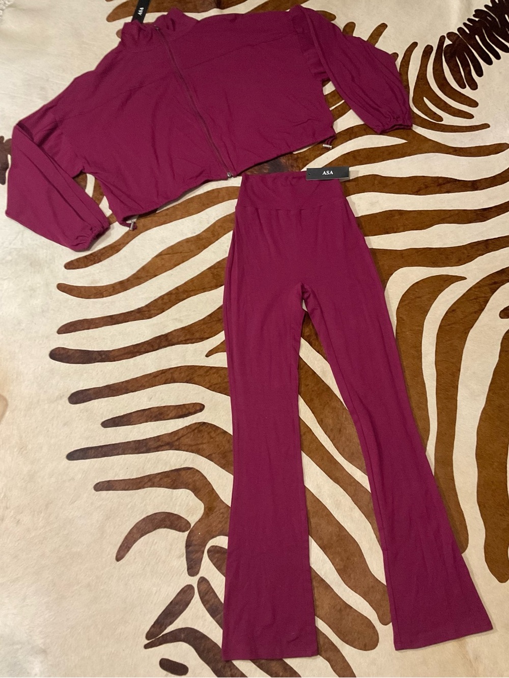 NEW Plum Athletic Cropped Oversized Jacket & Flared Yoga Pants 2 Piece Set Small